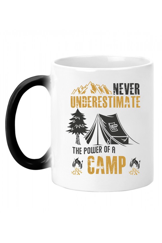 Kubek Magiczny Never Underestimate The Power Of A Camp