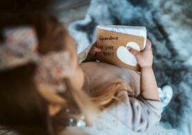 Kubek pełen miłości, bluza pełna ciepła – prezenty, które podbiją serca babci i dziadka