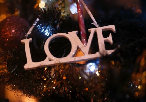 Świąteczny napis Love na choince