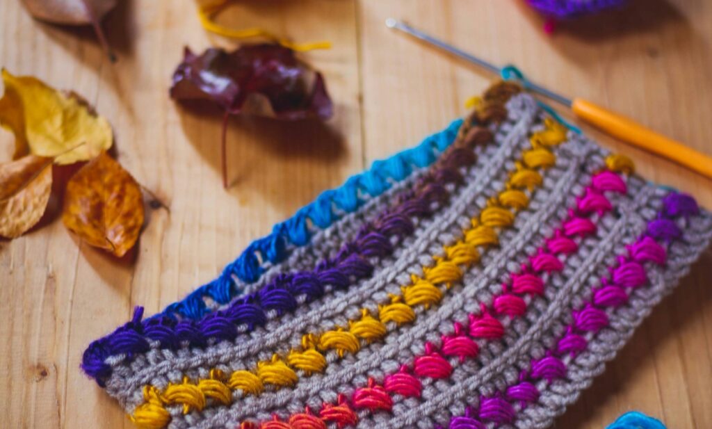 Mała torebka stworzona za pomocą szydełkowania