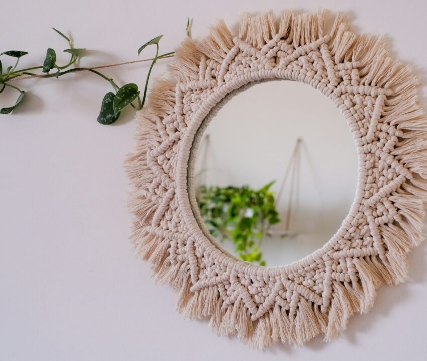Ramka na lustro wykonana techniką makramy